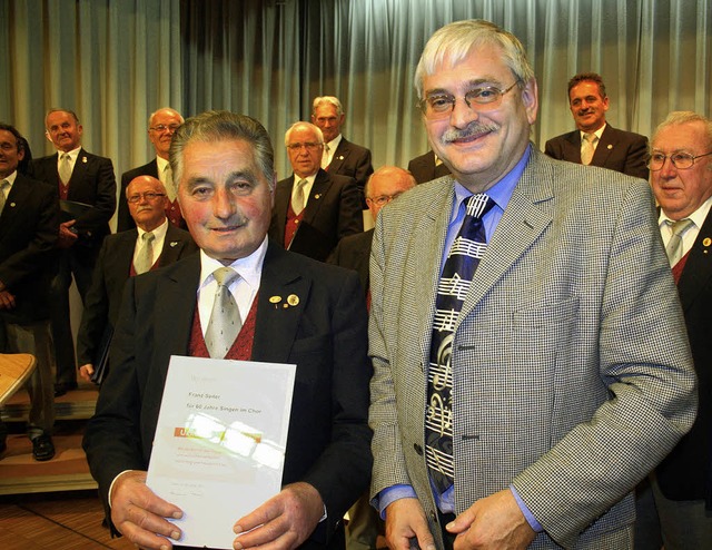 Der Prsident des Breisgauer Sngerbun...ahren beim MGV Neuershausen mitsingt.   | Foto: michael saurer