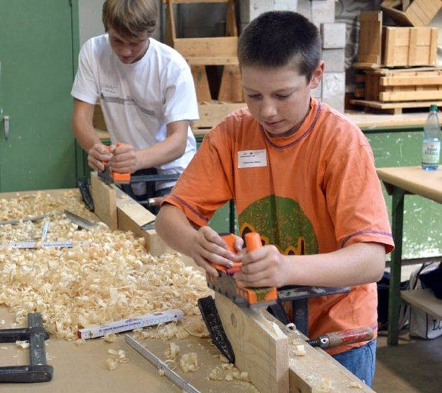 Arbeit am eigenen Werkstck: Die Werkr...hre praktischen Fhigkeiten erproben.   | Foto: Schule