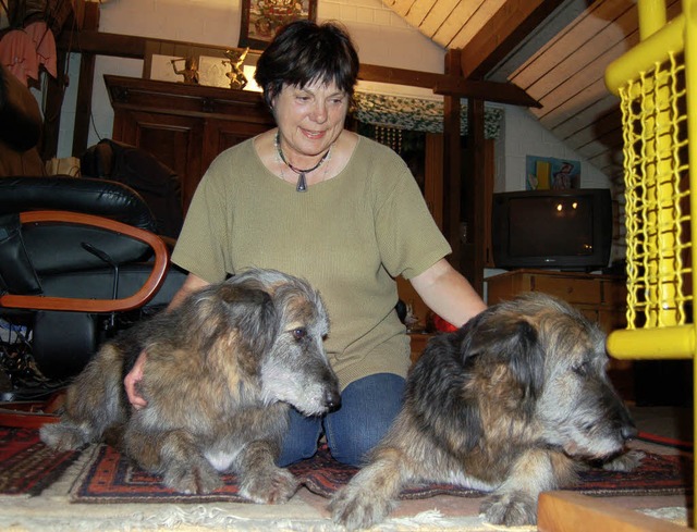 Gerlinde Bhringer mit ihren Hunden Jandra und Tony   | Foto: Petra Wunderle