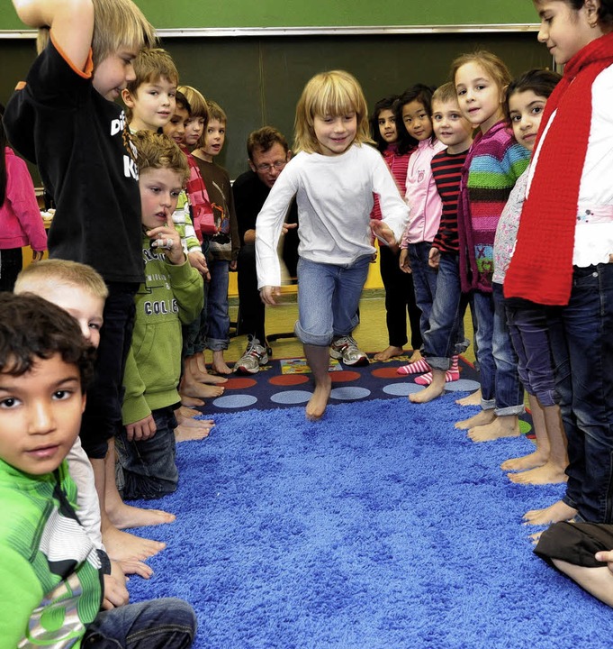 Nackte Tatsachen: Kinder der Hindemith...erisch, wie wichtig gesunde Füße sind.  | Foto: Ingo Schneider