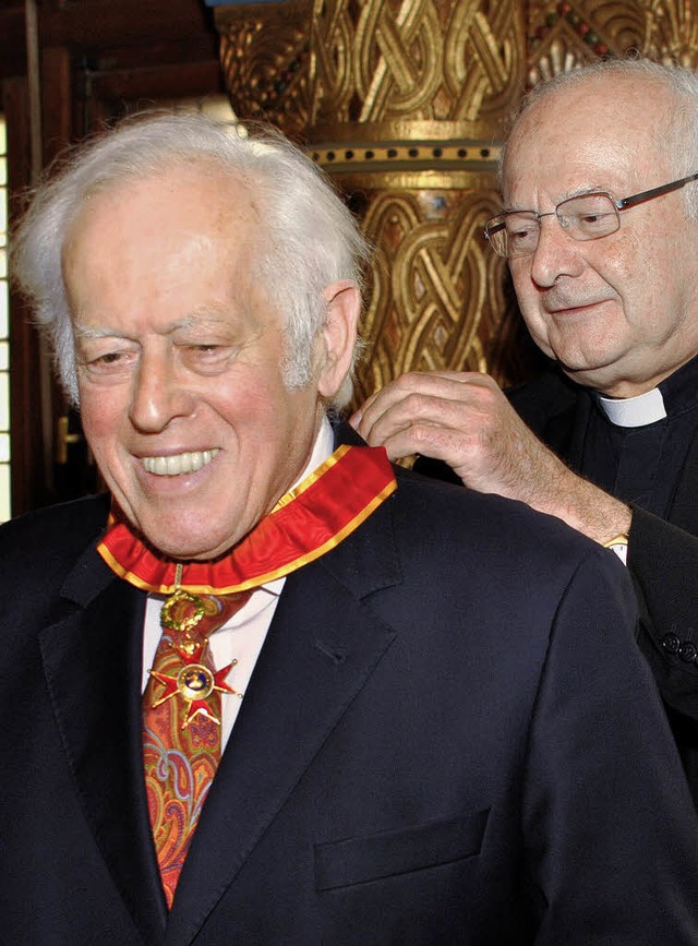 Hugo Ott bei der Verleihung durch Erzbischof Robert Zollitsch   | Foto: bz