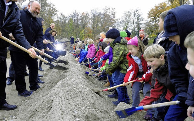 &#8222;Nicht geradeaus werfen&#8220;, ...beim Spatenstich fr die Sportanlage.   | Foto: Ingo Schneider