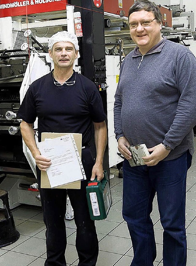 Peter Nickel von der BG (rechts) mit B...sleiter bei &#8222;trewe print&#8220;   | Foto: Hege