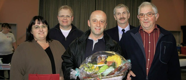 Jubilum beim Blutspenden: von links S...na,  Ludwig Hurst und Wolfgang Karle.   | Foto: sandra decoux-kone