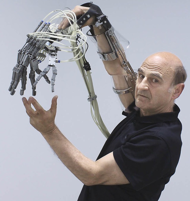 Der Australier Stelarc arbeitet mit Robotern und Maschinen.   | Foto: Privat