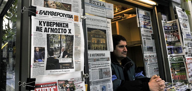 Die Schulden- und Regierungskrise mach...lagzeilen: Ein Zeitungskiosk in Athen   | Foto: AFP