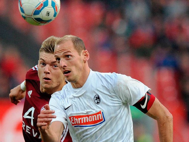 Oliver Barth (rechts) im Duell mit dem Nrnberger Esswein  | Foto: afp