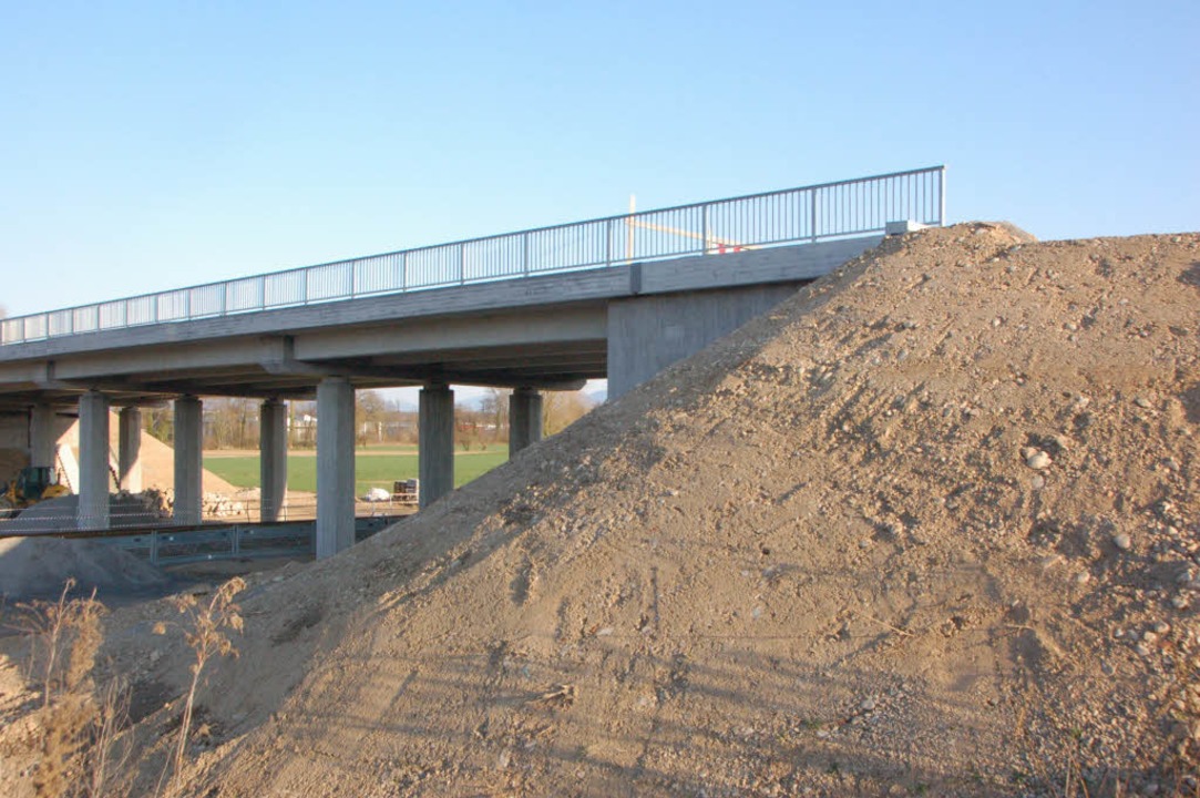 Im Nichts endet diese Brcke bei Gotte...an wird sich so schnell nichts ndern.  | Foto: Manfred Frietsch