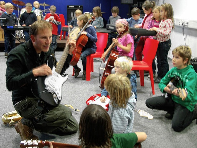 Gibt den Takt vor: Krischan Lukanow  m...rundschul-Bigband&#8220; am Musiclab.   | Foto: Gerhard Walser