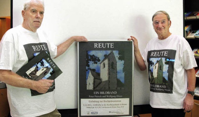 Peter Pietsch (links) und Wolfgang Hit...#8222;Reute - Ein Bildband&#8220; vor.  | Foto: Pia Grttinger