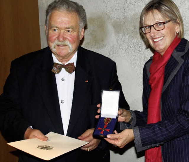 Fr sein langjhriges ehrenamtliches E...r das Bundesverdienstkreuz verliehen.   | Foto: Andreas Peikert
