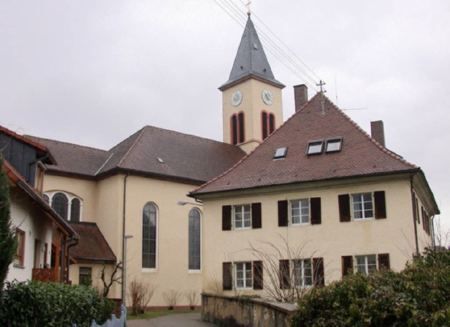 Die Bollschweiler Pfarrkirche und das Pfarrhaus, in dem Pfarrer Denoke wohnte.   | Foto: BZ-Archiv