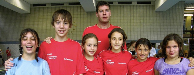 Trainer Michael Frei (hinten) mit  Sar...erger und Vanessa Gottwald (von links)  | Foto: Albert