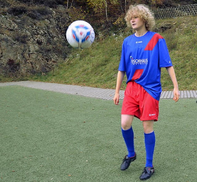 Auf gutem Fu mit dem Ball steht derze... 2006 gibt es im Verein Frauenfuball.  | Foto: Karin Maier