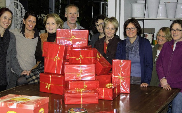 Fr die weihnachtliche Dekoration im S...s 500 Pckchen verpackt und verziert.   | Foto: privat