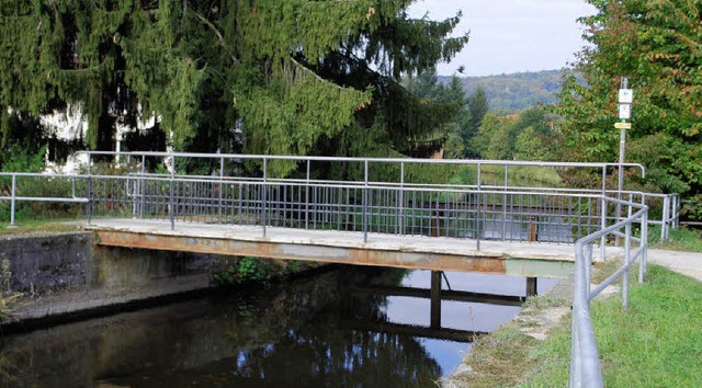 Die Brcke am Kanal ist zu schmal und stark beschdigt   | Foto: Th-Mink