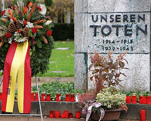Auf dem Hauptfriedhof gedenkt die Stad...auertag der Toten in den Weltkriegen.   | Foto: Archiv: Trenz