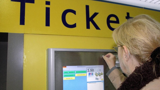 An den Ticketautomaten der Lrracher B... hrte dazu gestern erste Vorschlge.   | Foto: Nikolaus Trenz