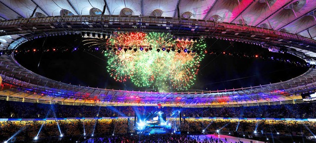 Mit einem Feuerwerk wurde im Oktober das Stadion in Kiew eingeweiht.   | Foto: afp