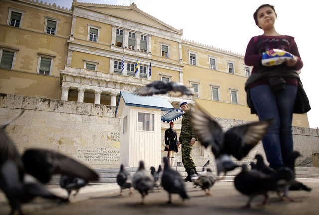 Vor dem Parlament in Athen fliegen die...gierungschef das Land voranzubringen.   | Foto: dapd