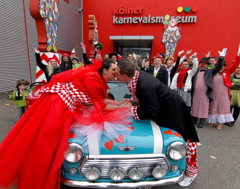 Daniel Greve und seine frisch angetraute Frau Kerstin (l.) kssen sich in Kln nach ihrer Trauung vor dem Karnevalsmuseum.