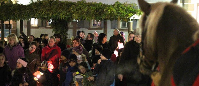 Viele Kinder begleiteten mit ihren  Laternen den Martinszug  in Herbolzheim.  | Foto: Thilo bergmann