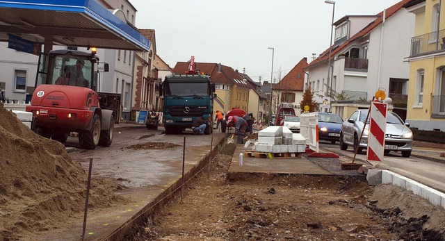 Bauarbeiten am Herbolzheimer Ortseinga... Tankstelle entsteht eine Mittelinsel.  | Foto: haberer