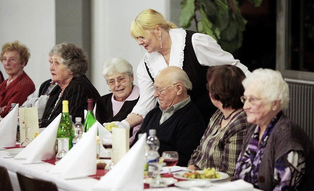 Gut eingeschenkt und gut gegessen, dam...das vierte Spitalmahl ber die Bhne.   | Foto: christoph breithaupt