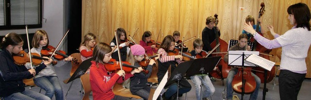 Alexandra Stumpf fhrt junge Streicher in das Spielen im Orchester ein.   | Foto: Eva Korinth