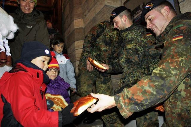 Kinder ziehen mit Laternen zur Kirche