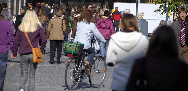 Sind Radfahrer in der Fugngerzone ei... ja und sorgt damit fr eine Debatte.   | Foto: Martin Pfefferle