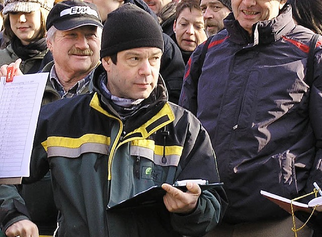 Markus Dischinger bei der Hauinger Holzversteigerung.   | Foto: Britta Wieschenkmper