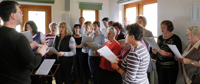 Der Kirchenchor erfreute die Besucher ...r die gute Unterhaltung viel Beifall.   | Foto: Gerhard Wiezel