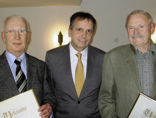 Gnter Strauch (links) und Herbert Hl...er, Gerhard Faller zeichnete sie aus.   | Foto: Stefan Sahli