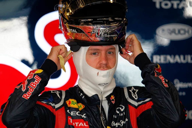 Helm ab: Sebastian Vettel landetet bei...s von Abu Dhabi erneut auf Platz eins.  | Foto: AFP