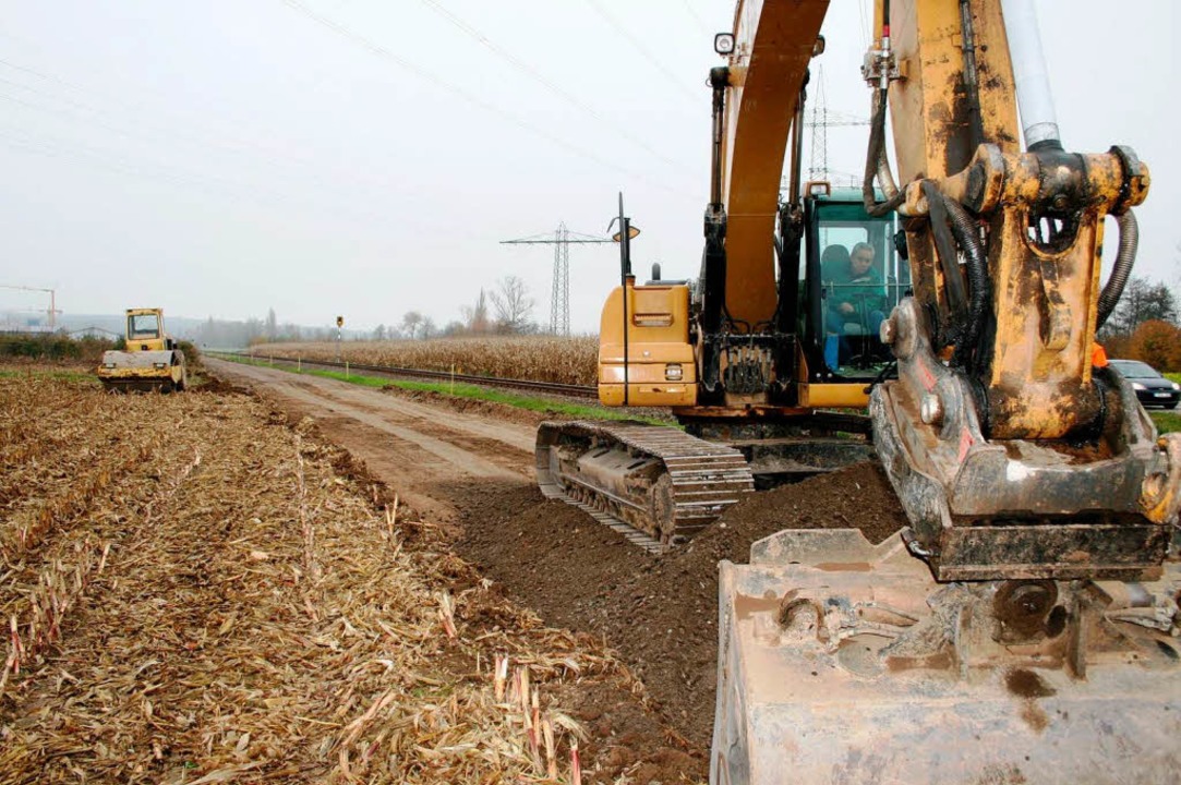 Hier wird gebaut: Bagger trassieren de...der im Sommer 2012 fertig werden soll.  | Foto: Horst David