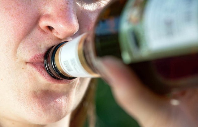 Prost! Viele Jugendliche greifen hin u...che, manche sogar schon mit 14 Jahren.  | Foto: dpa