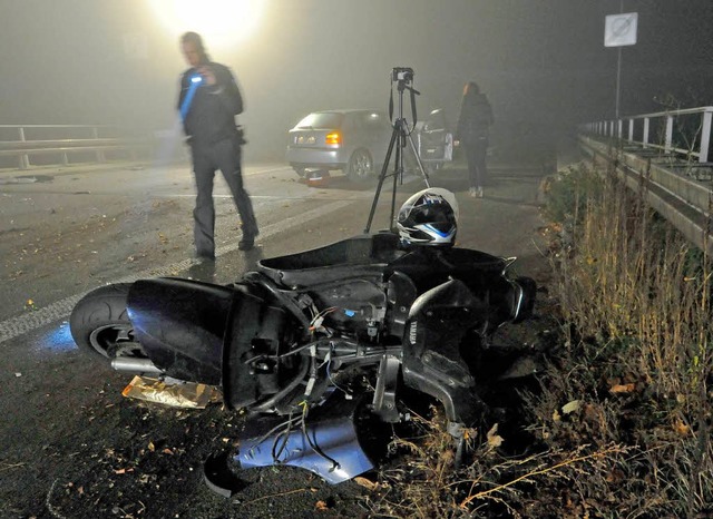 Im Nebel ist eine Autofahrerin auf ein...ler und die Mittelleitplanke geprallt.  | Foto: Michael Bamberger