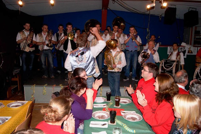 In Istein hat am Freitagabend laut und...schrg die fnfte Jahreszeit begonnen.  | Foto: Marco Schopferer