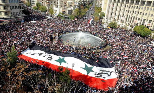 Eine Demonstration fr die syrische Re...lt gegen Andersdenkende ausgebt wird.  | Foto: dpa