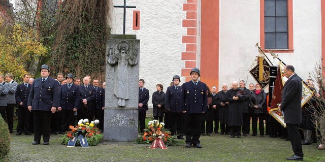 Gedenkfeier zum Volkstrauertag in Wyhl...ielt Brgermeister Joachim Ruth (r.).   | Foto: Haberer