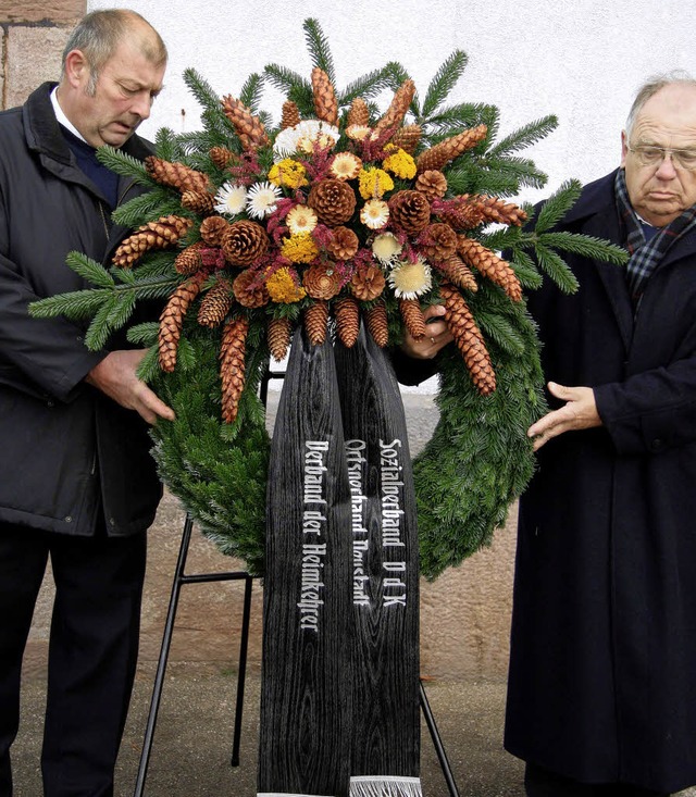 Gustav-Adolf Haas und Wolfgang Lorenz legen zum Gedenken den Kranz nieder.   | Foto: Eva korinth