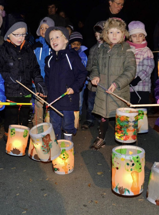 Kinder des Gemeindekindergartens Lwenzahn bei ihrem St. Martinsumzug.   | Foto: Martina Weber-Kroker