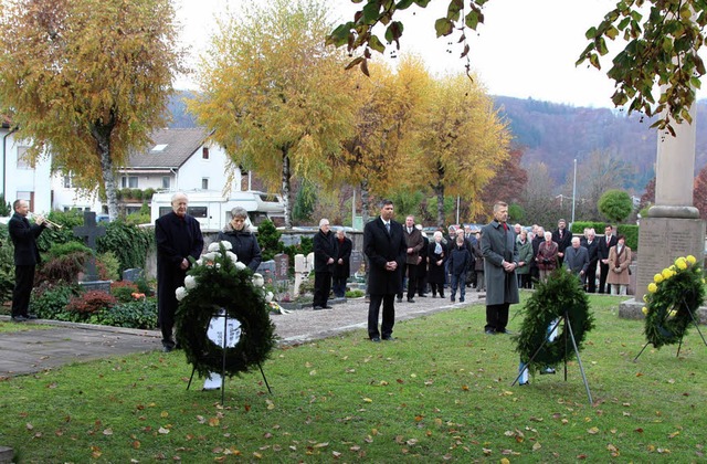 Moment der Besinnung und des Innehalte... Volkstrauertag  Krnze niedergelegt.   | Foto: Hans-Jrgen Hege