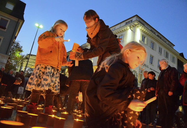 Kerzen der Hoffnung: Viele Lrracher b...erne&#8220; auf dem Alten Marktplatz.   | Foto: Barbara Ruda