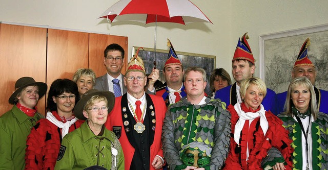 Gut beschirmt von Brgermeister Jochen...schen Zeit beim Rathaussturm deutlich.  | Foto: Sandra Decoux-Kone