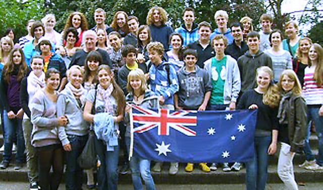 Gruppenbild mit Aussi-Flagge: die BiZ-...d ihre australischen Austauschschler.  | Foto: Schule