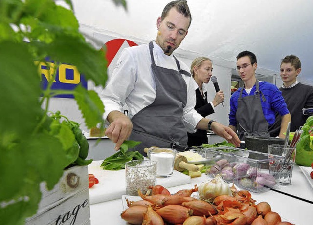 Parmesan reiben durften Florian Waldvo...ekoch Andreas Schweiger (von rechts).   | Foto: Michael Bamber