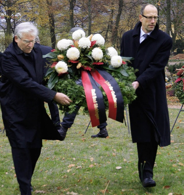 Am Volkstrauertag legten Brgermeister...Ehrenmal auf dem Waldfriedhof nieder.   | Foto: Hrvoje Miloslavic