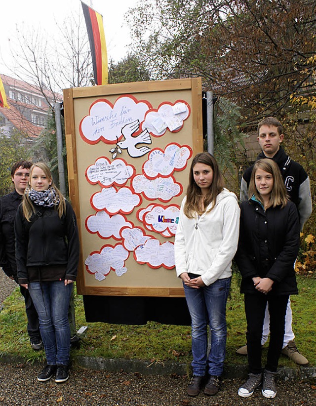 Auf einer Plakatwand hatten die Schle...re Gedanken zum Frieden festgehalten.   | Foto: Werner Probst